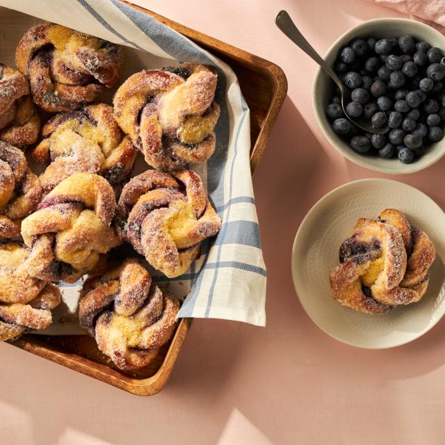 Blueberry rolls with vanilla custard