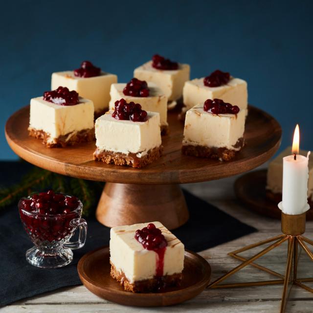 Cheesecake with caramel swirl and gingerbread base