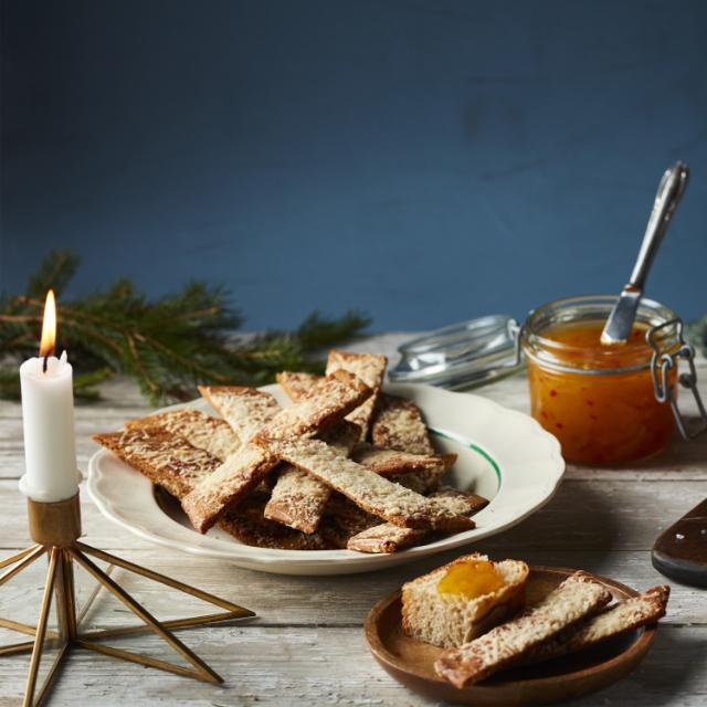 Gingerbread biscuits with parmesan and salt flakes