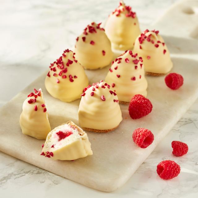 Raspberry and liquorice cream buns
