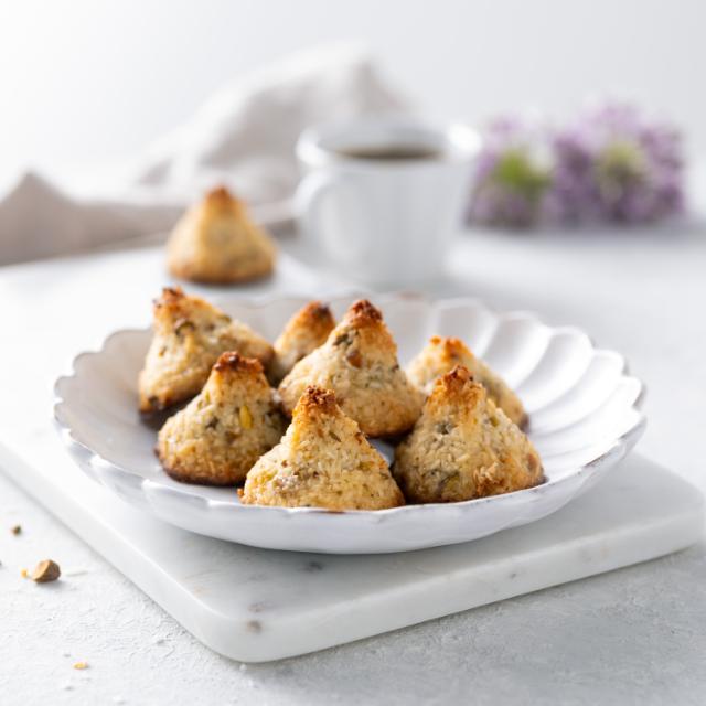 Coconut peaks with pistachios