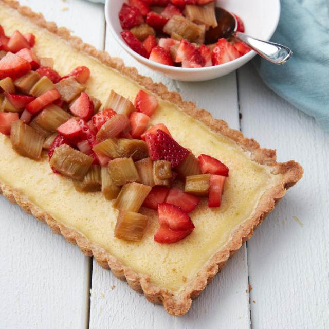 Lime pie with wholemeal and rhubarb topping