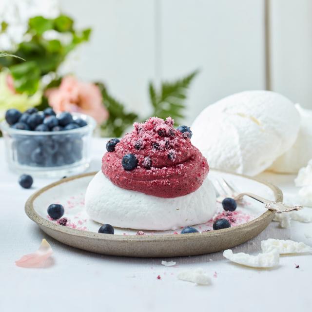 Pavlova with blueberry mousse