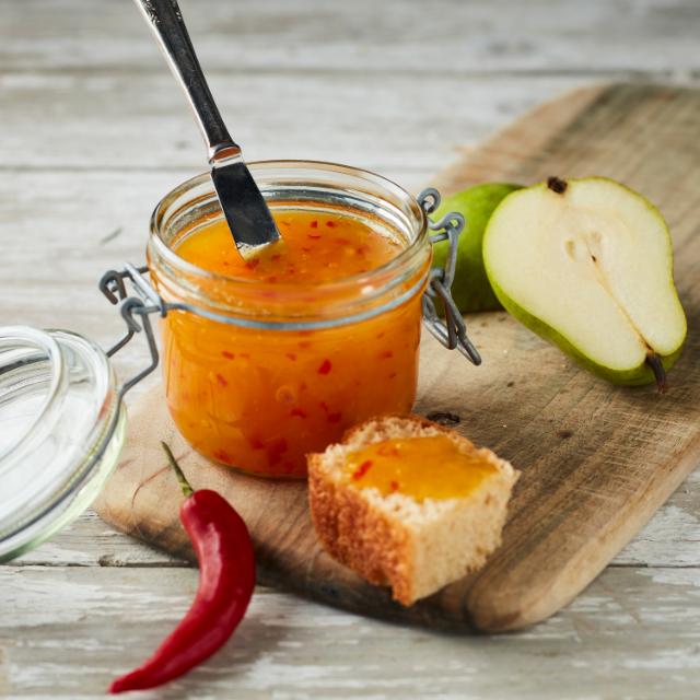 Pear jam with saffron and chilli