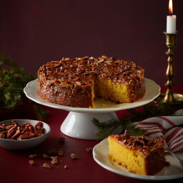 Saffron cake with nut toffee topping