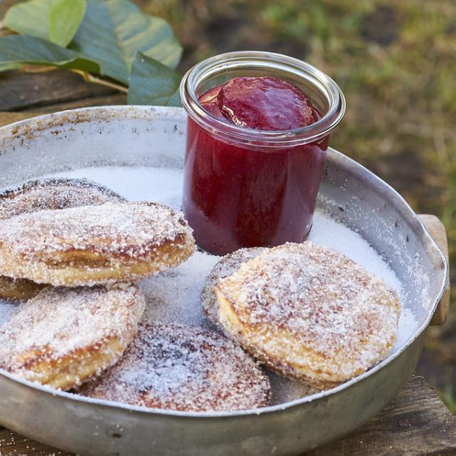 Strawberry jam with cardamom and lime