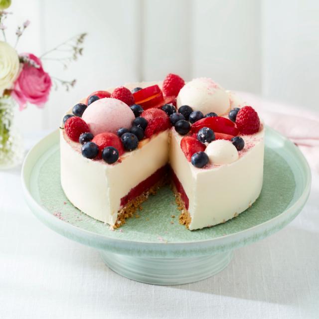 Summery cheesecake with lemon and plum