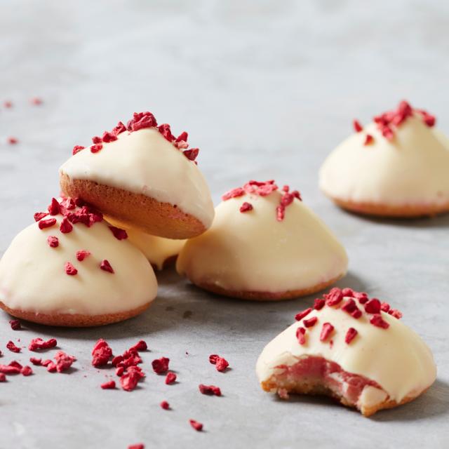 Biscuit with raspberry cream