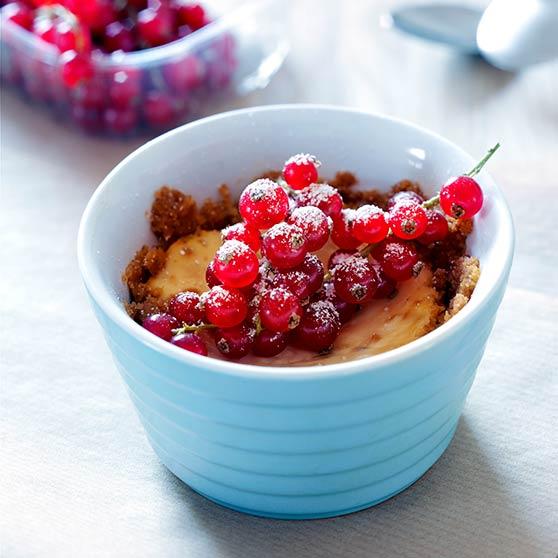 Dessert tart with fresh berries/fruits