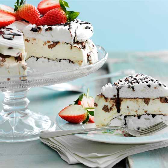 Frozen meringue cake with strawberries