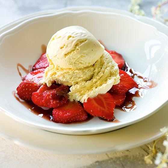 Ice-cream with red wine syrup