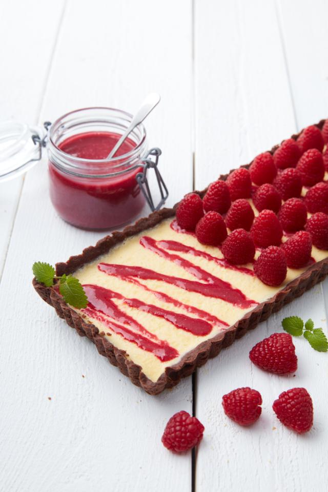 Lime pie with chocolate and raspberry curd