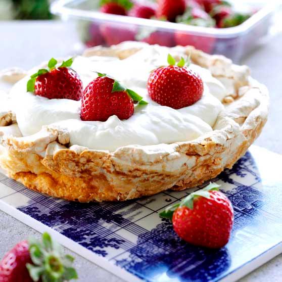 Meringue dessert with strawberries