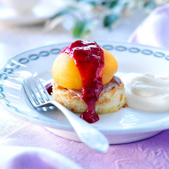Peach and almond desserts with champagne sauce