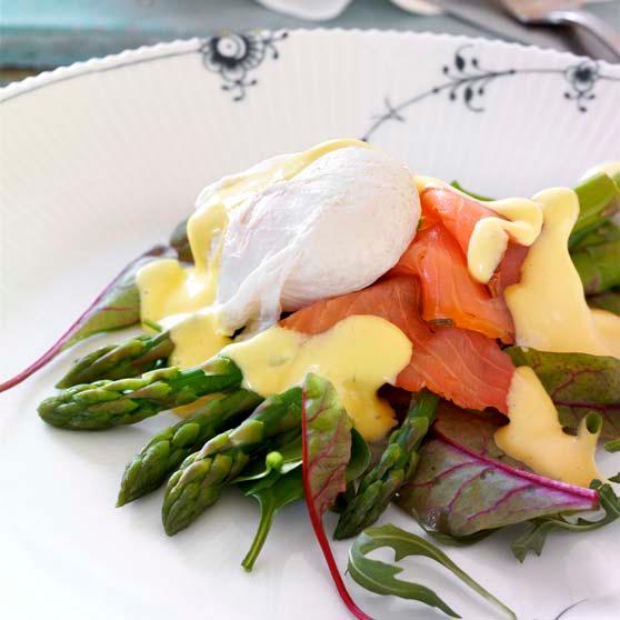 Poached egg with asparagus and salmon on salad leaves