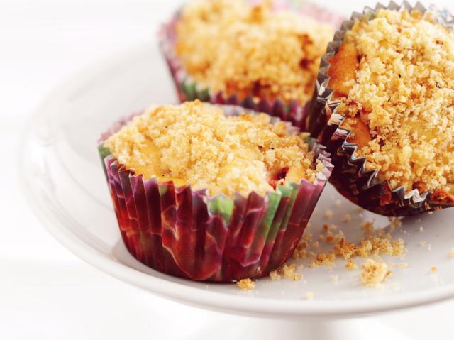 Strawberry and rhubarb muffins with crumble topping