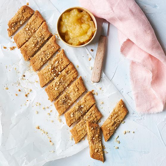 Toffee biscuits with apple jam