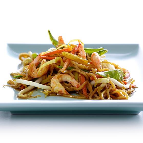 Fried noodles with prawns and vegetables