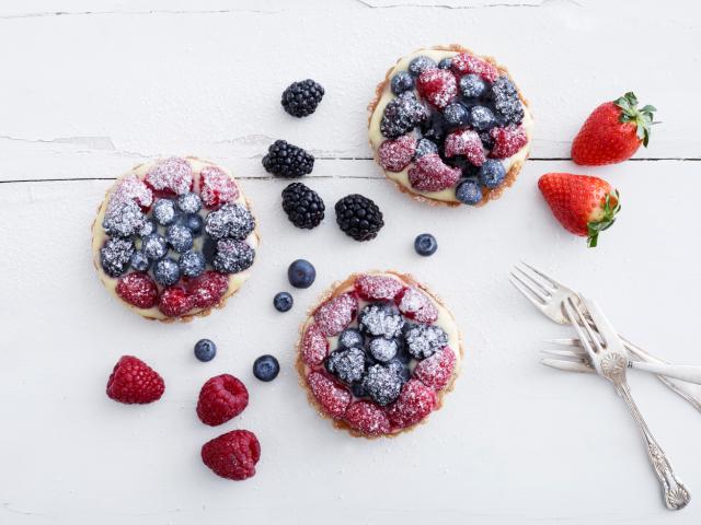 Tartlets with vanilla cream and fresh berries