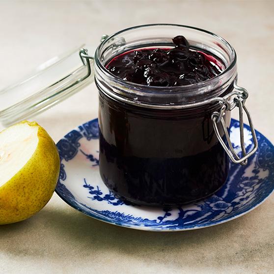 Black currant marmalade with pears and cinnamon