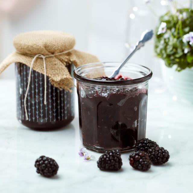 Blackberry jam with violet