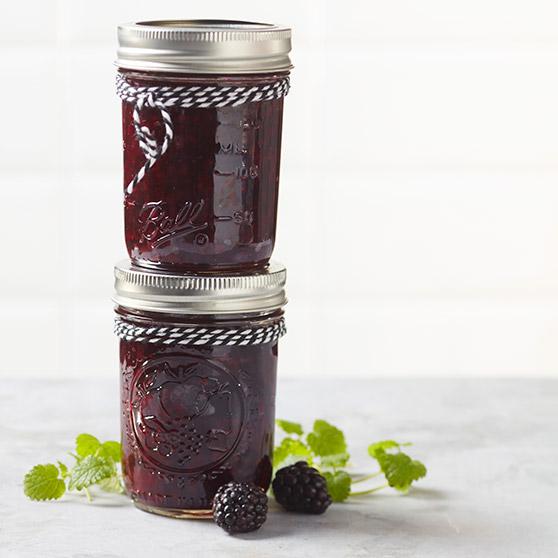 Blackberry jam with gin