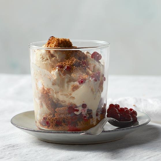 Gingerbread parfait with lingonberries