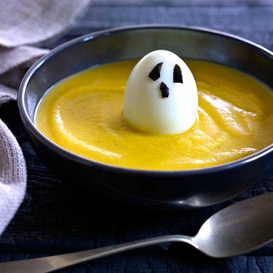 Pumpkin soup with ghosts